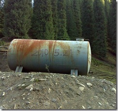 徒步起点标志: 废弃油罐